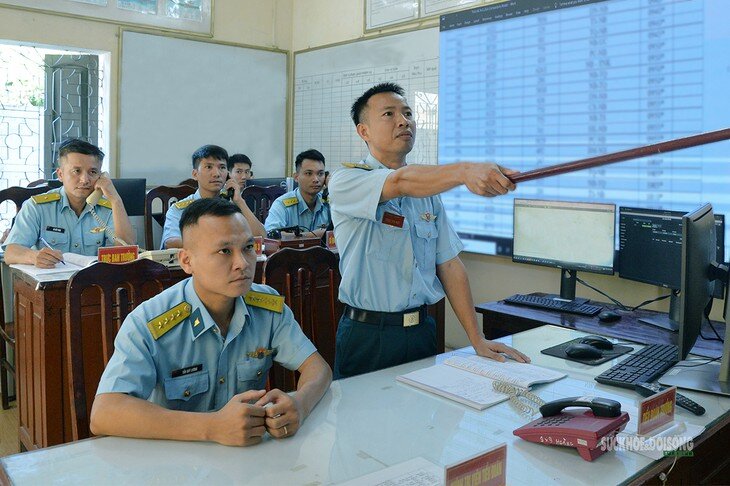 Kíp trực tại Sở chỉ huy Tiểu đoàn 172 theo dõi tình huống trên màn hình. Ảnh: Tuấn Anh