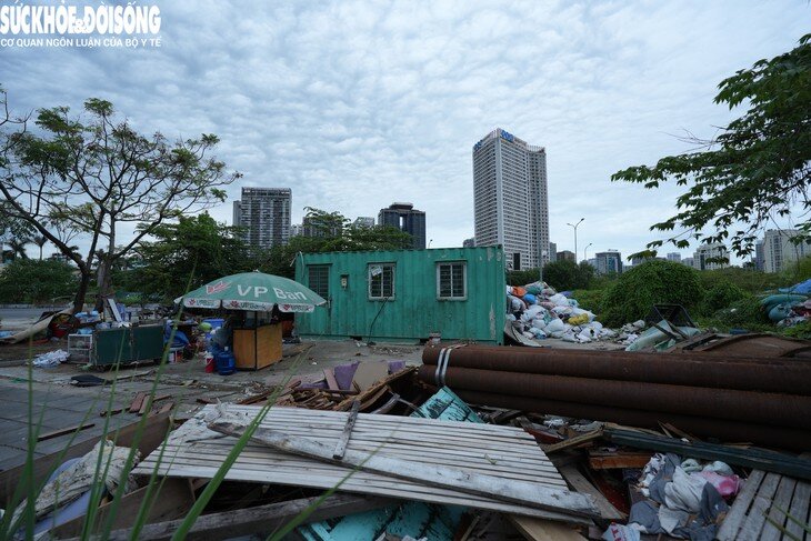 Ông V. (75 tuổi) cho biết làm nhiệm vụ trông coi khu đất, vật tư từ tháng 7/2026 đã chứng kiến quần áo được tập kết ở khu vực này. Cũng theo ông V., có một người phụ nữ thường xuyên mang đồ quần áo đến đây tập kết, số lượng quận áo vì thế ngày càng tăng thêm.