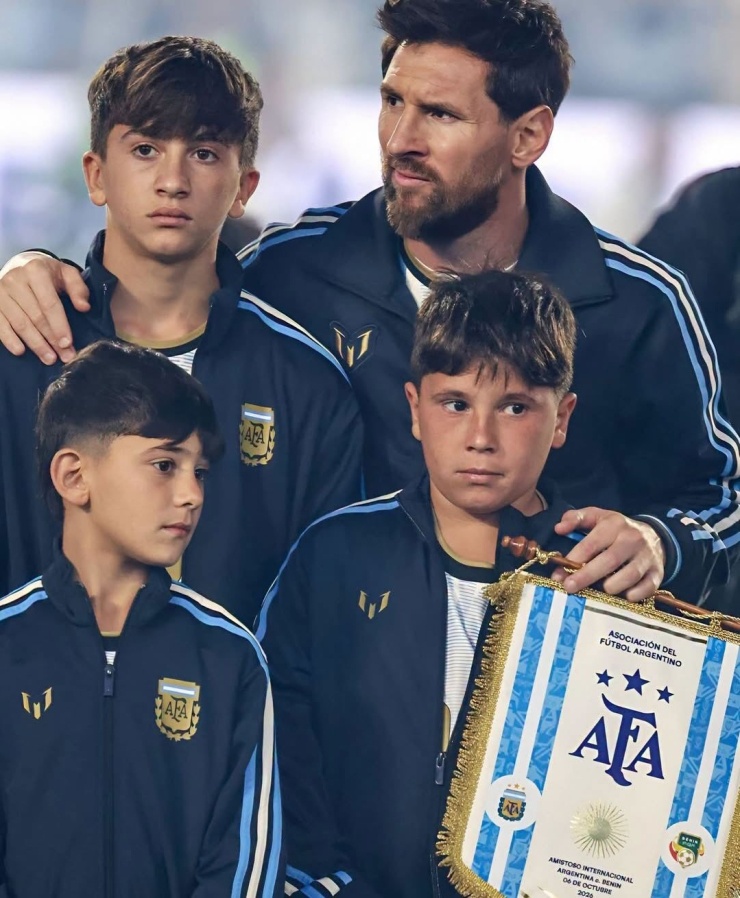 Messi trên sân Monumental cùng ba con trai, Thiago, Mateo và Ciro. Ảnh: Football Extra