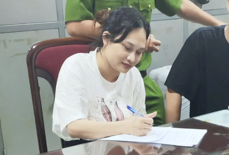 Bị can Ngô Thị Thêu tại thời điểm bị bắt từ Thái Lan về nước. Ảnh: CA
