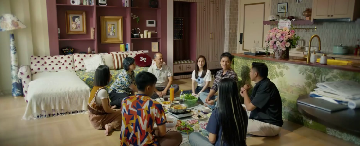 Bữa cơm ăn mừng thành công ban đầu của Khánh được tổ chức tại nhà Tùng. Ảnh VTV