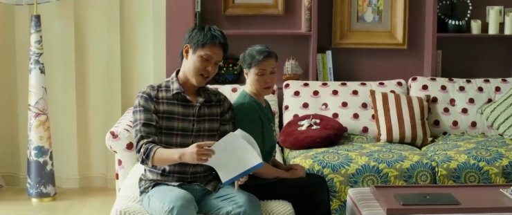 Khánh trình bày dự án đang làm để bà Ngọc thấy rằng mình có thể lo được cho Phương. Ảnh VTV