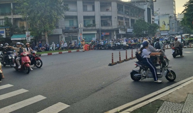 Lực lượng chức năng điều tiết giao thông qua khu vực (Ảnh: A.X)
