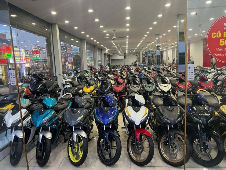 Cửa hàng đổ sụp, xe máy biến dạng chất đống cao 3 m sau cháy - 10