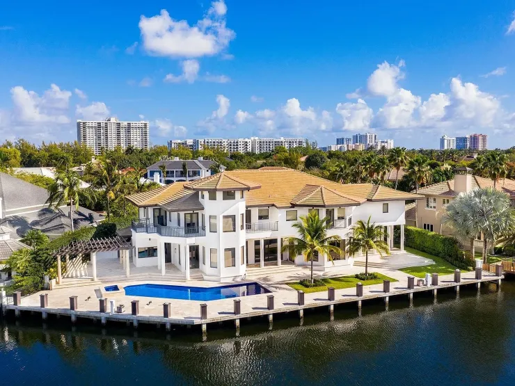 Biệt thự của Messi tại Florida mang phong cách hiện đại, gồm 2 tầng, gồm 8 phòng ngủ, 9 phòng tắm, gara cho ba xe ôtô và bể bơi. Ảnh: Zillow