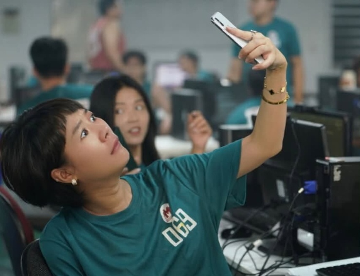 Diễn viên Hoàng Kim Ngọc (sinh năm 1990) là gương mặt quen thuộc của màn ảnh Việt, nổi tiếng nhất với vai Uyên (vợ Thành) trong phim truyền hình ăn khách Về nhà đi con. Không chỉ là một nghệ sĩ thực lực tốt nghiệp thủ khoa trường Đại học Sân khấu - Điện ảnh Hà Nội, tức thủ khoa đầu ra, cô còn là một doanh nhân kiêm nhà sáng tạo nội dung thành đạt, sở hữu nhiều bất động sản giá trị tại Hà Nội.