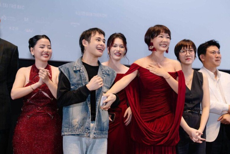 Hoàng Kim Ngọc cho biết trên Ngôi sao, cô không chịu áp lực khi nhận kịch bản nhiều thử thách. Ngược lại, nữ diễn viên hào hứng với cơ hội được hóa thân vào một nhân vật có số phận đặc biệt. Ban đầu nữ diễn viên Hoàng Kim Ngọc muốn đóng vai chính nghĩa, nhưng được khuyên là nên thử sức một vai mang màu sắc mới. Trả lời phỏng vấn với báo chí, Hoàng Kim Ngọc cho biết đã chủ động thêm nét hài cho nhân vật này để pha loãng bớt sự đáng ghét đi.