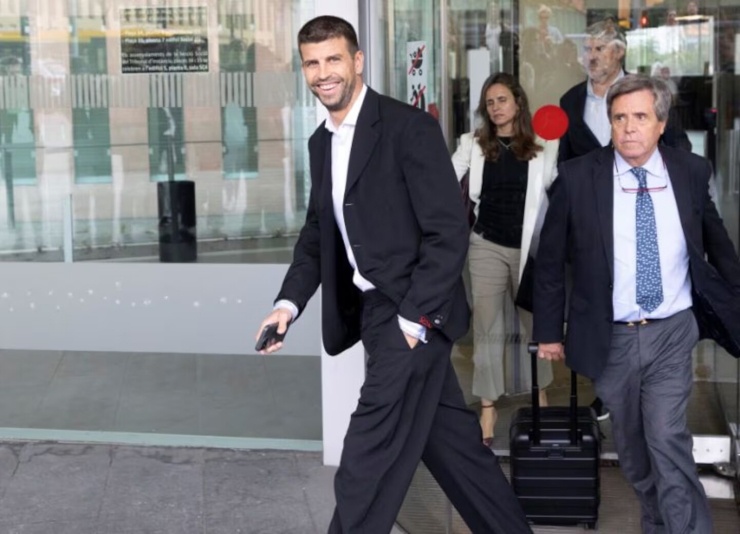 Gerard Pique rời phiên tòa hôm 6/10. Ảnh: EFE