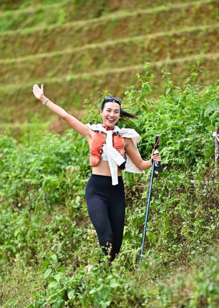 Ảnh sao 8/10: Ngân Khánh khoe vẻ gợi cảm với bikini nhỏ xíu - 4
