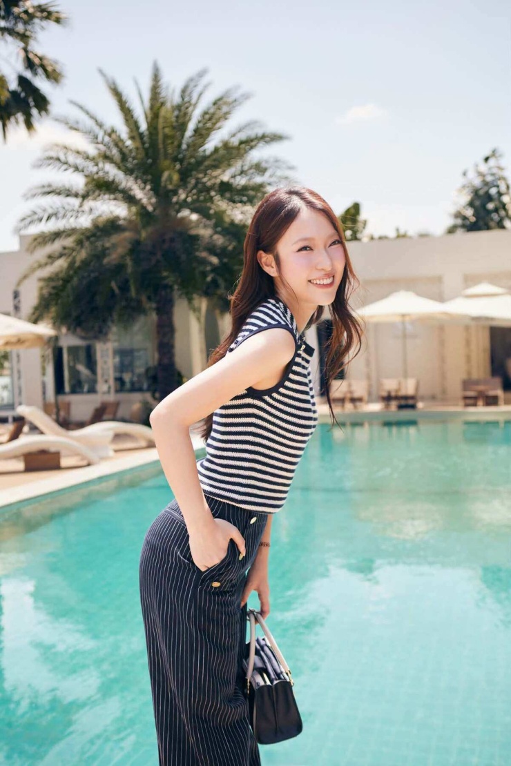 Ảnh sao 8/10: Ngân Khánh khoe vẻ gợi cảm với bikini nhỏ xíu - 10
