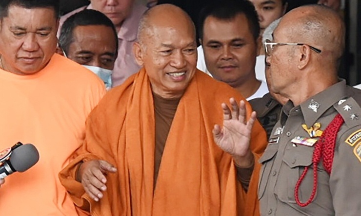Cảnh sát dẫn giải cựu trụ trì Alongkot tới nơi tạm giam tại Tòa án Hình sự Bangkok hồi tháng 8/2025. Ảnh: Khaosod