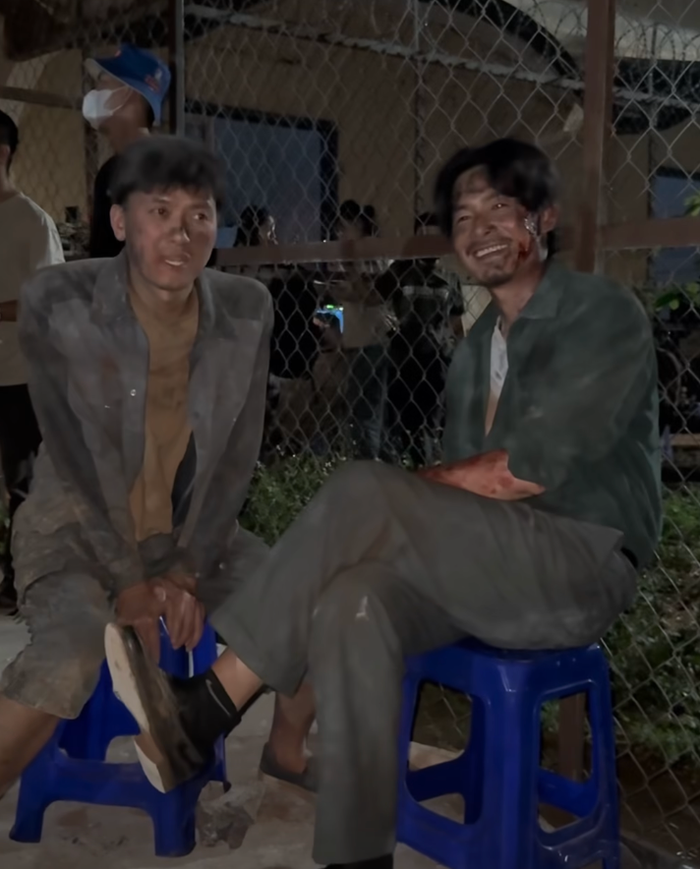 Mới đây, Quách Ngọc Tuyên chia sẻ hình ảnh hậu trường của Trại buôn người trên trang cá nhân. Đáng chú ý, phần bình luận bên dưới bài đăng nhanh chóng thu hút sự chú ý khi Quách Ngọc Ngoan bất ngờ lên tiếng giải đáp thắc mắc về mối quan hệ giữa hai nam diễn viên. Trong màn tương tác vui vẻ, Quách Ngọc Ngoan tự nhận là “chú ruột” của Quách Ngọc Tuyên, dù một người quê Cà Mau, một người quê Long An. Cách nói hài hước của nam diễn viên khiến nhiều khán giả thích thú, đồng thời một lần nữa làm dấy lên câu hỏi liệu hai người có thực sự có quan hệ họ hàng hay không. Tạp chí Sao Star cho hay.