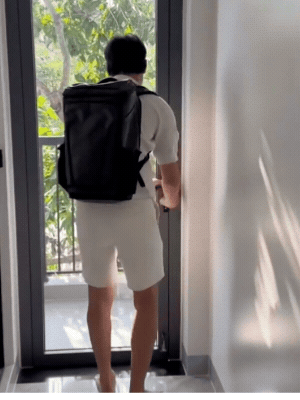 Bên ngoài căn nhà được bao quanh bởi cây cối, tạo không gian thoáng mát.