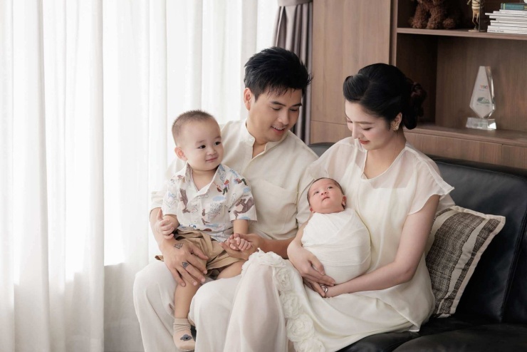 Mẹ vợ và 2 con trai Hồ Quang Hiếu gây chú ý - 12