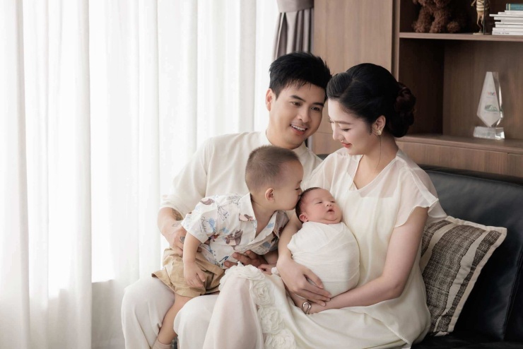 Mẹ vợ và 2 con trai Hồ Quang Hiếu gây chú ý - 13