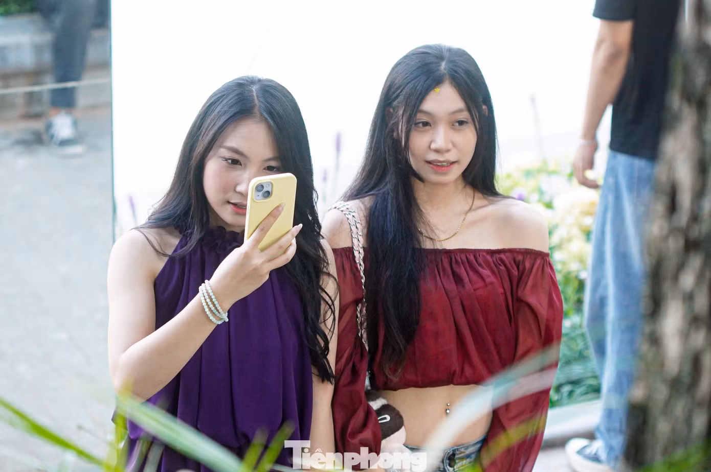 Phương Linh và Thu Anh (20 tuổi, phường Hai Bà Trưng) cho biết đi dạo qua vực này thấy khác lạ và đông người nên tò mò. ﻿ "Em bất ngờ khi thấy bên hồ Hoàn Kiếm lại có cảnh quan độc đáo và lạ mắt như vậy, đặc biệt là khung gương", Linh nói.