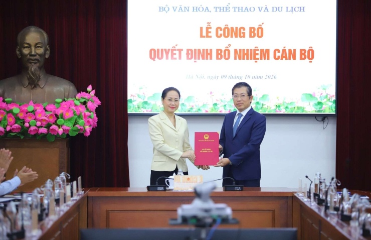 Bổ nhiệm ông Lưu Đình Phúc (nguyên Cục trưởng Cục Báo chí) giữ chức Cục trưởng Cục Xuất bản và Thư viện. Ảnh: Bộ VHTTDL