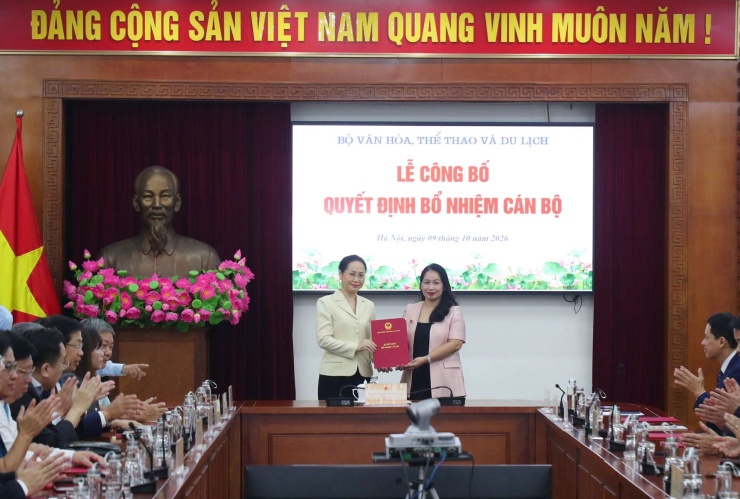 Bổ nhiệm bà Nguyễn Thị Hoàng Lan giữ chức Cục trưởng Cục Thông tin điện từ và Chuyển đổi số. (Ảnh: Bộ VH)