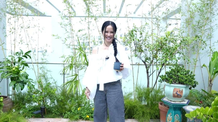 Qua những hình ảnh được chia sẻ, không gian sống của nữ diva gây chú ý bởi sự kết hợp giữa kiến trúc hiện đại, nghệ thuật và thiên nhiên. Thay vì chỉ tập trung vào nội thất sang trọng, căn nhà còn dành nhiều diện tích cho cây xanh, hoa lá và những góc thư giãn riêng tư.
