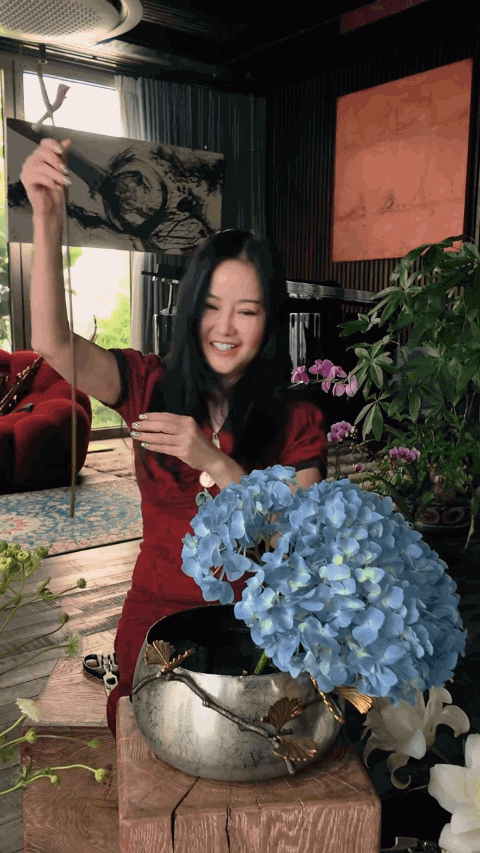 Bên trong căn penthouse, các khu vực như phòng khách, phòng nhạc, bếp, ba phòng ngủ và phòng thay đồ được bố trí theo phong cách hiện đại, kết hợp nhiều màu sắc, họa tiết và vật dụng trang trí. Những bức tranh cùng các tác phẩm nghệ thuật được sưu tầm xuất hiện ở nhiều góc nhà, tạo chiều sâu cho không gian.