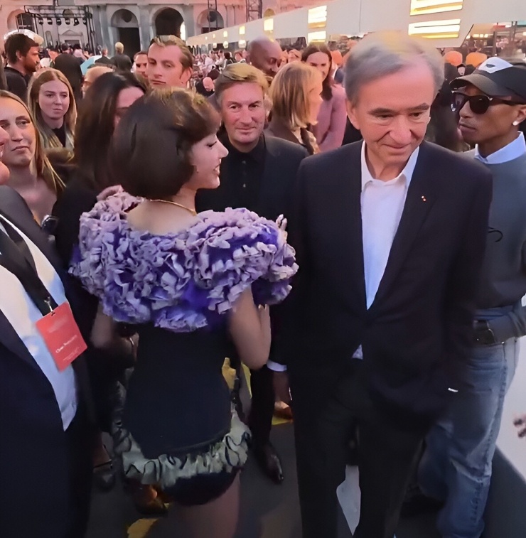 Lisa và ông Arnault. Ảnh: X