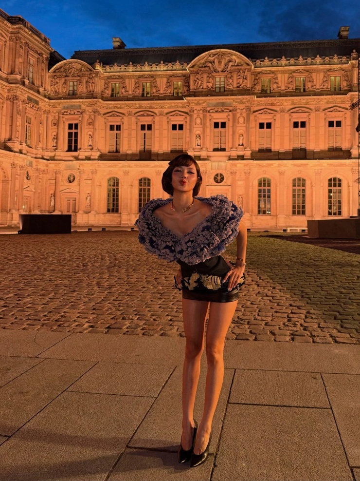 Lisa ở Paris. Ảnh: X