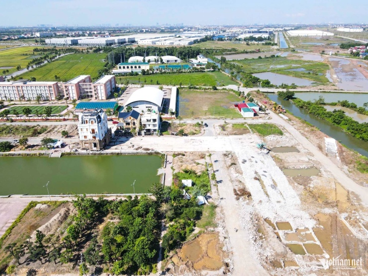 Căn biệt thự 4 tầng được di dời nguyên khối.