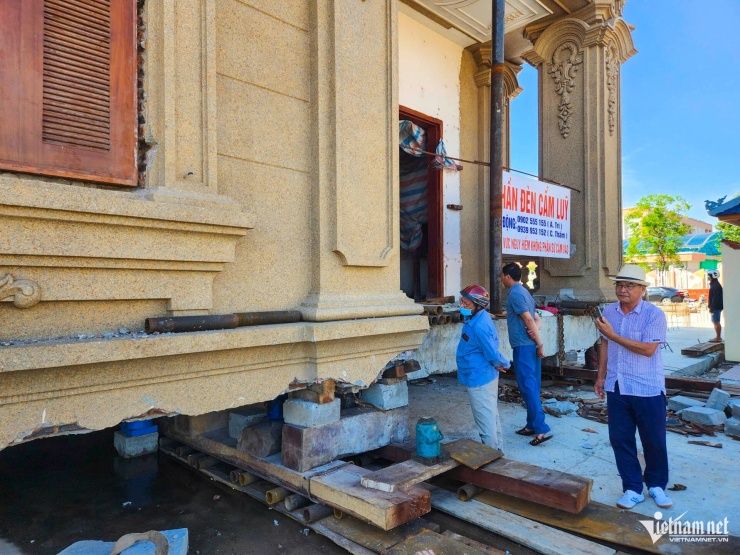 Nhiều người tập trung theo dõi, dùng điện thoại ghi lại cảnh căn biệt thự 4 tầng được di chuyển.