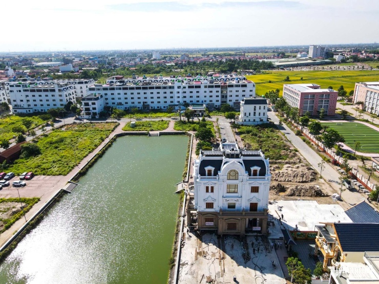 Căn biệt thự được dịch chuyển hàng trăm mét mà vẫn giữ nguyên kết cấu công trình.