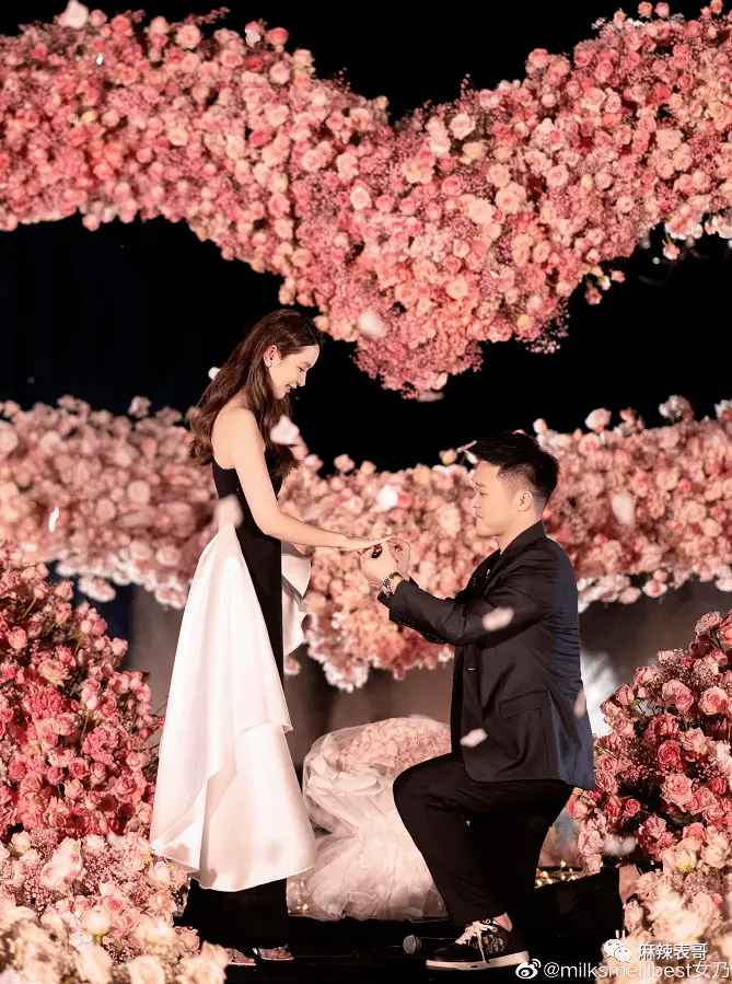 Trương Đại Dịch được doanh nhân họ Liệu cầu hôn. Ảnh: Weibo