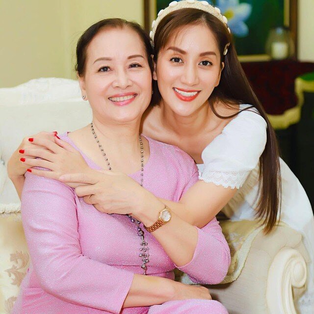 Khánh Thi và mẹ ruột.