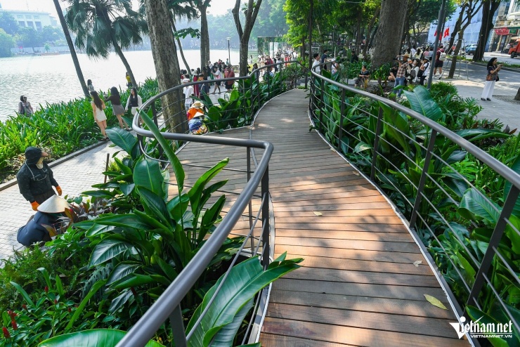 Người Hà Nội đổ về trải nghiệm cầu cạn, 'đường hầm thị giác' bên hồ Hoàn Kiếm - 1