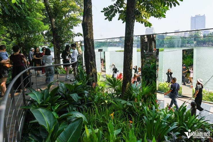 Người Hà Nội đổ về trải nghiệm cầu cạn, 'đường hầm thị giác' bên hồ Hoàn Kiếm - 3