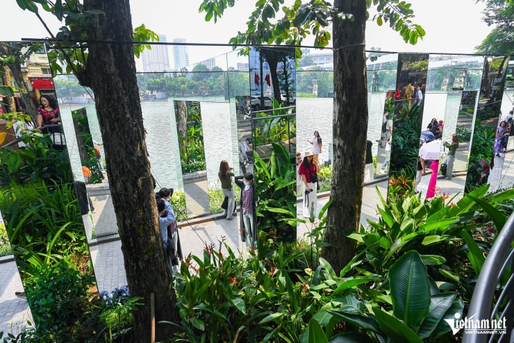 Người Hà Nội đổ về trải nghiệm cầu cạn, 'đường hầm thị giác' bên hồ Hoàn Kiếm - 6