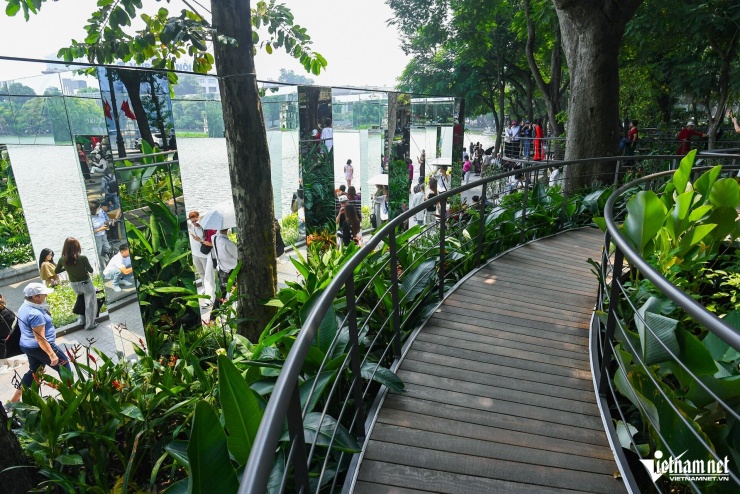 Người Hà Nội đổ về trải nghiệm cầu cạn, 'đường hầm thị giác' bên hồ Hoàn Kiếm - 9