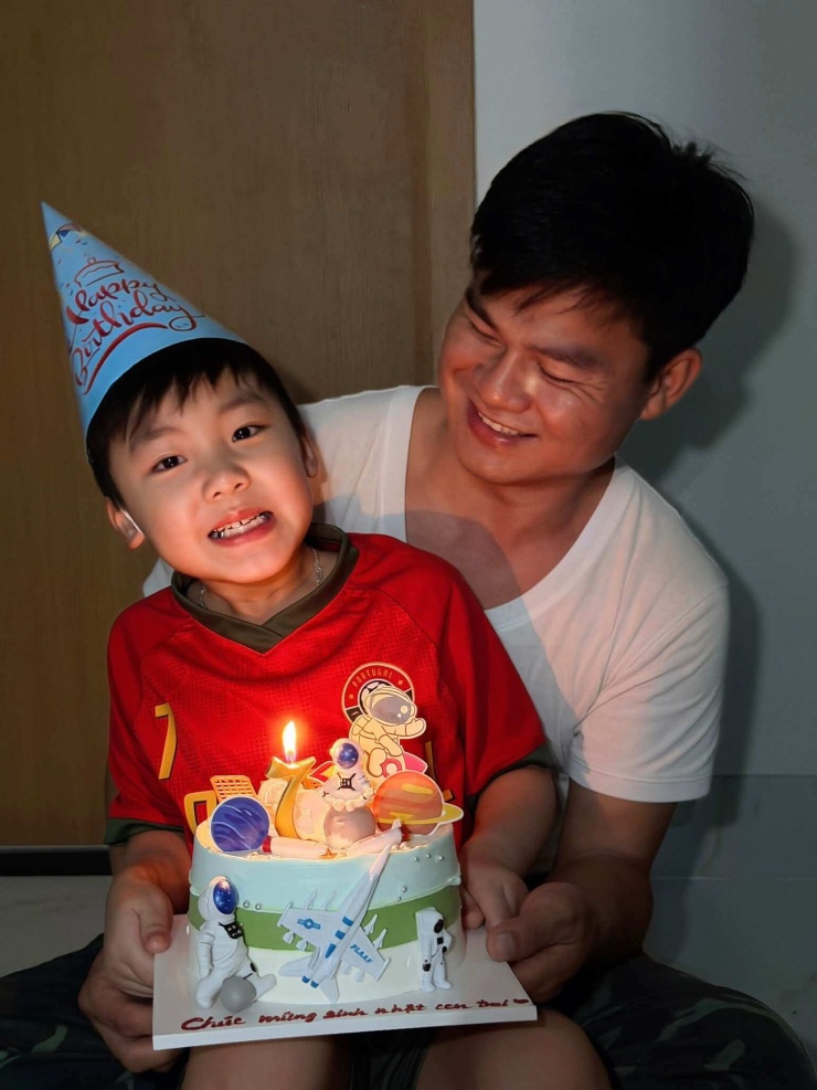 Bé Bo bên đại uý Văn Cương trong ngày sinh nhật. Ảnh: FBNV