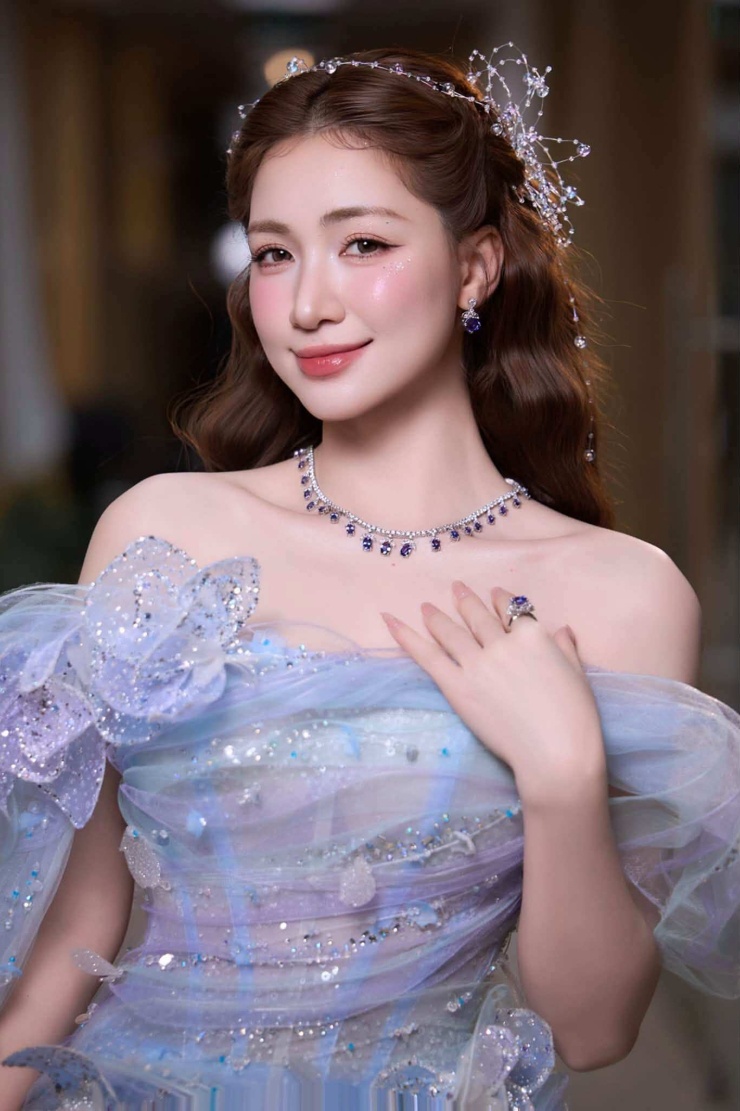 Ca sĩ Hoà Minzy trong một đêm nhạc đầu tháng 10. Ảnh: NVCC
