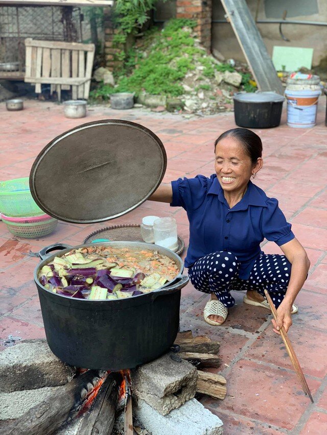Bà Tân Vlog nổi tiếng với phong cách nấu ăn "siêu to khổng lồ".
