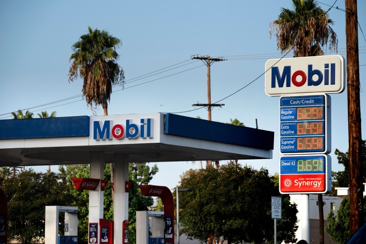 Một bảng hiển thị giá xăng và dầu diesel ở trạm Mobil tại Los Angeles, Mỹ ngày 22/9. Ảnh: AP
