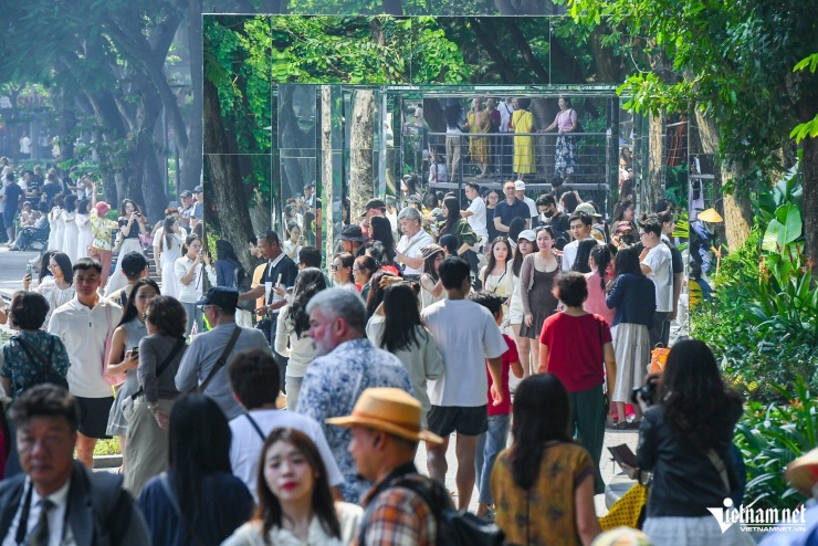 Người Hà Nội đổ về trải nghiệm cầu cạn, 'đường hầm thị giác' bên hồ Hoàn Kiếm - 2