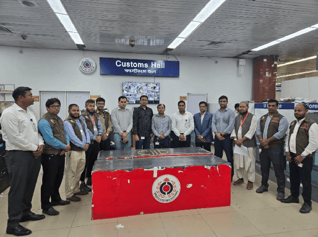 Cơ quan chức năng tìm thấy 50 thỏi vàng trong nhà vệ sinh của máy bay. Ảnh: BSS News.
