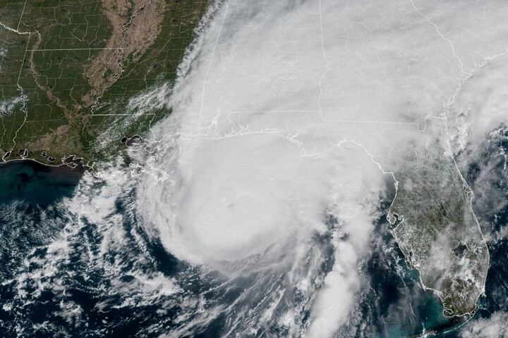 Ảnh vệ tinh GOES-19 GeoColor chụp cơn bão tiến gần bờ biển Vịnh Mexico. (Nguồn: NOAA)