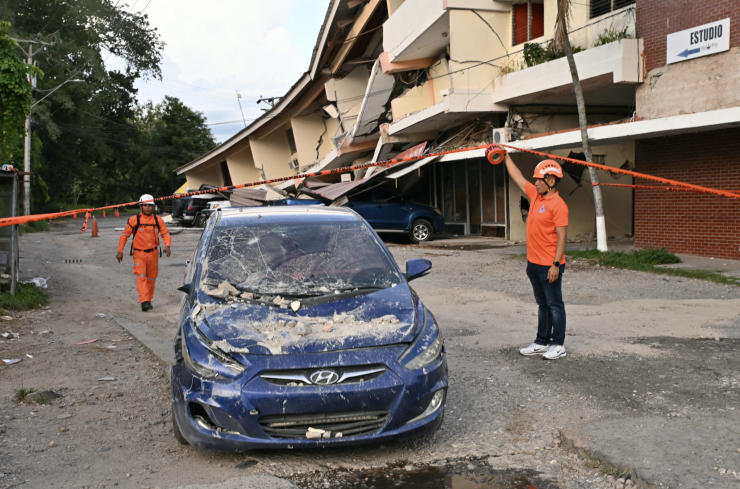 Nhân viên cứu hộ di chuyển ôtô bị hư hại sau trận động đất tại Penonomé, Panama, ngày 9/10. Ảnh: AFP