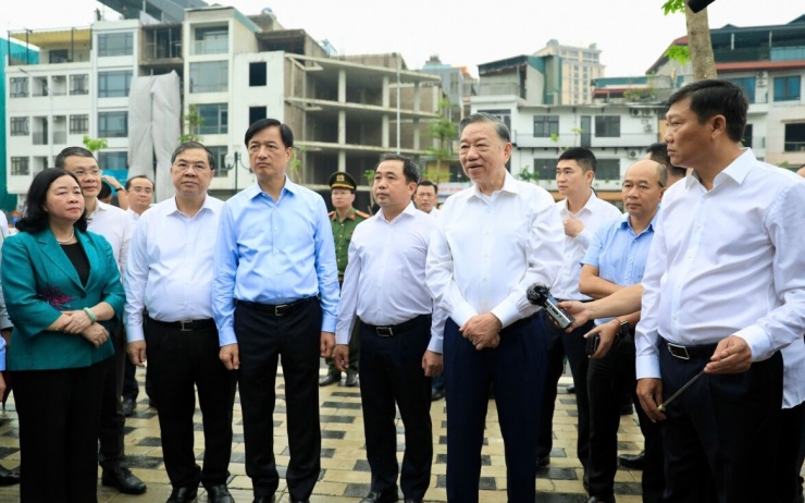 Tổng Bí thư, Chủ tịch nước Tô Lâm trao đổi với các lãnh đạo Trung ương, thành phố Hà Nội.