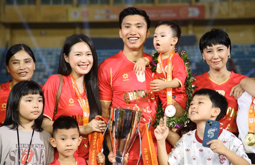 Hậu vệ Đoàn Văn Hậu tươi rói bên các thành viên trong gia đình trong lễ ăn mừng của Câu lạc bộ Công an Hà Nội