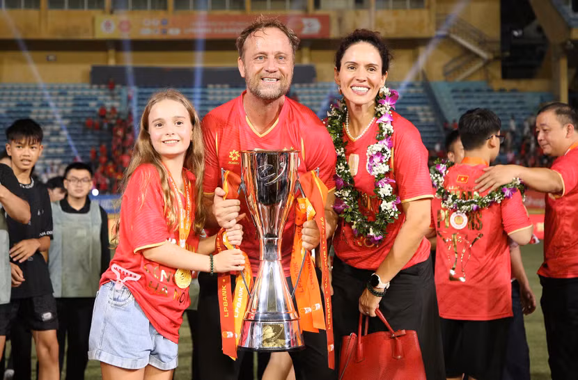 Huấn luyện viên Polking bên gia đình nhỏ, hạnh phúc trong ngày Công an Hà Nội FC đăng quang V-League 2025/2026