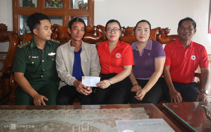 Các đoàn thể đến thăm hỏi anh Cường (thứ 2 từ trái qua), sáng 10/10. Ảnh: Đắc Thành