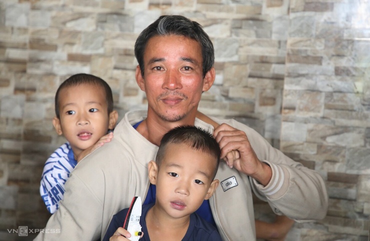Anh Cường cùng các con tại nhà. Ảnh: Đắc Thành