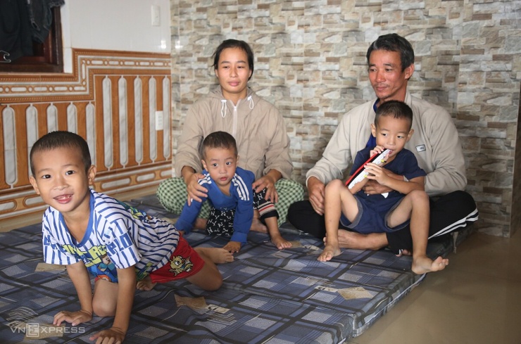 Vợ chồng anh Cường cùng ba người con chưa có nhà riêng, ở cùng bố mẹ vợ. Ảnh: Đắc Thành