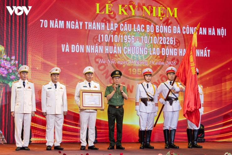 Thừa uỷ quyền của Chủ tịch nước, Đại tướng Lương Tam Quang, Bộ trưởng Bộ Công an trao tặng Huân chương Lao động hạng Nhất cho CLB CAHN